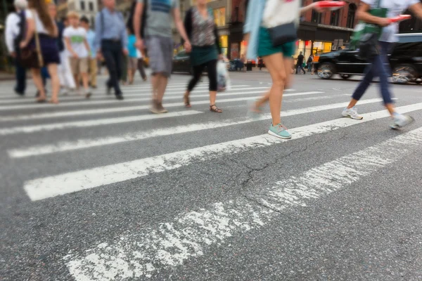 Zebra Geçidi 'nde Yürüyen İnsanlar — Stok fotoğraf
