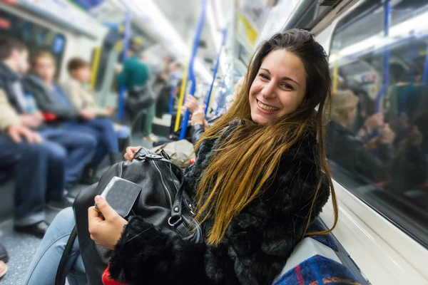 ロンドンの地下鉄で美しい若い女性 — ストック写真