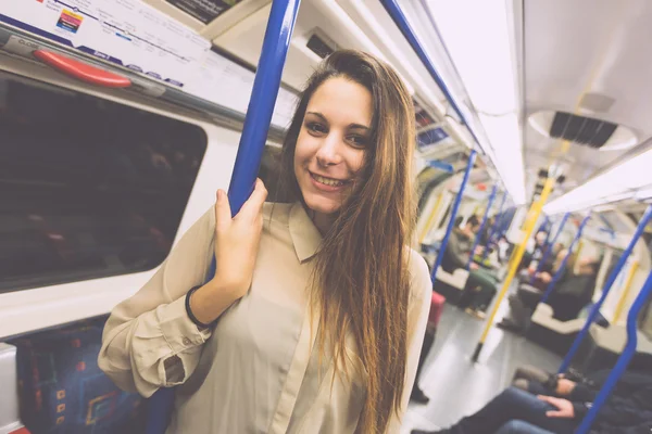 Hermosa joven en Londres Tube — Foto de Stock