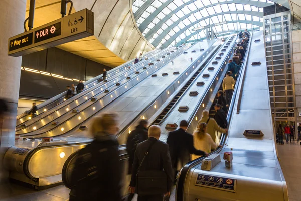 LONDRES, REINO UNIDO - 30 DE OCTUBRE DE 2013: Escaleras mecánicas — Foto de Stock