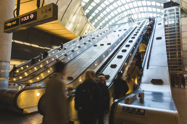 LONDRES, REINO UNIDO - 30 DE OCTUBRE DE 2013: Escaleras mecánicas — Foto de Stock