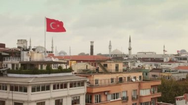 Türk bayrağı ve Istanbul Rooftops görünümü