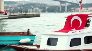 Istanbul'da Türk bayrağı ile küçük tekneler