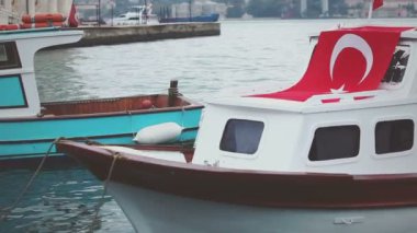 Istanbul'da Türk bayrağı ile küçük tekneler