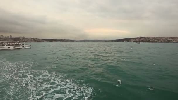 Cruce del Bósforo en barco de ferry — Vídeo de stock