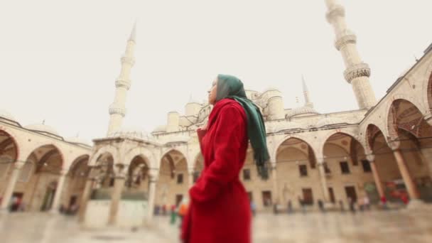 Jeune Arabe portant un voile devant une mosquée — Video