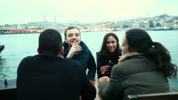 Gruppe türkischer Freunde trinkt Cay, traditionellen Tee — Stockvideo