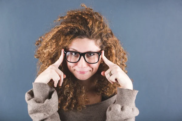 Mulher Nerd em fundo cinza — Fotografia de Stock