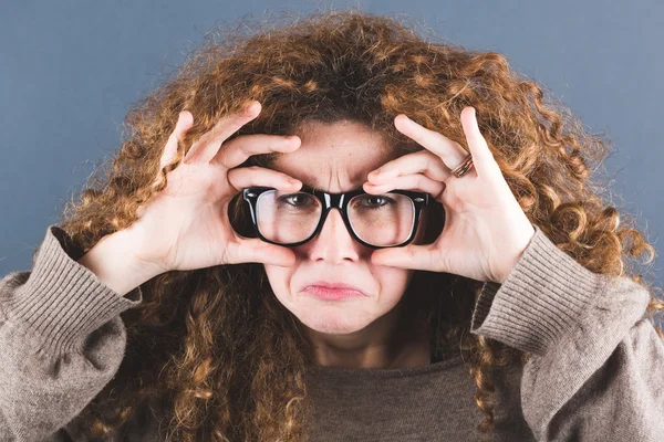 Nerd vrouw op grijze achtergrond — Stockfoto