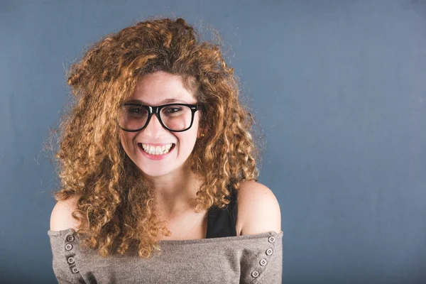 Lachende krullend jonge vrouw portret — Stockfoto