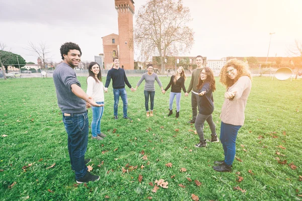 Grupo multiétnico de amigos echando una mano —  Fotos de Stock