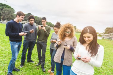 Arkadaşlar, çok ırklı grup akıllı telefon bağımlısı