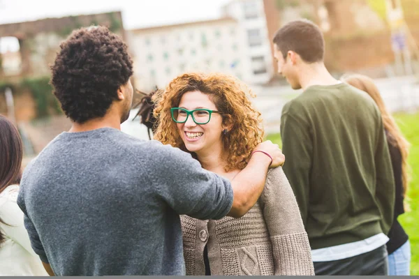 Multiethnische Freundesgruppe im Park — Stockfoto