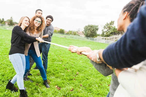 Gente Multiracial jugando Tug of War —  Fotos de Stock