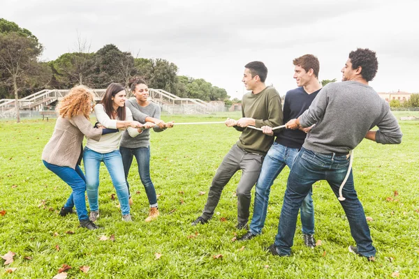Multirracial pessoas jogando rebocador de guerra — Fotografia de Stock