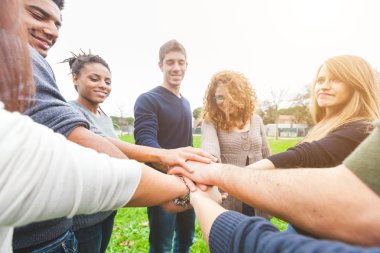 Arkadaşlar elinde yığın, takım çalışması ile çok ırklı grup