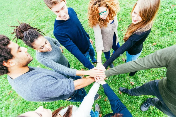 Multirassische Gruppe von Freunden mit Händen in Stapel, Teamarbeit — Stockfoto
