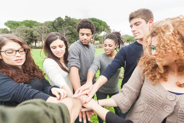 Multirassische Gruppe von Freunden mit Händen in Stapel, Teamarbeit — Stockfoto