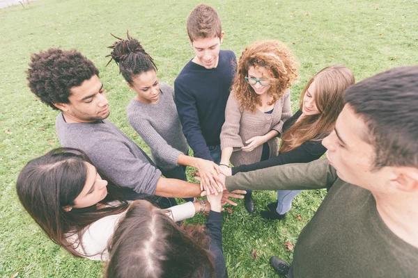 Grupo Multiracial de Amigos com Mãos em Pilha, Trabalho em Equipe — Fotografia de Stock