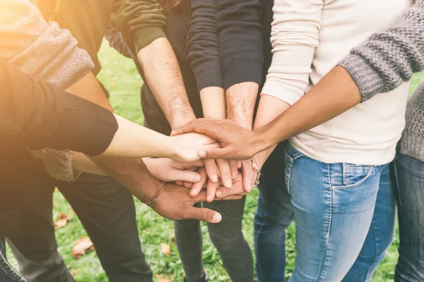 Grupo Multiracial de Amigos com Mãos em Pilha, Trabalho em Equipe — Fotografia de Stock