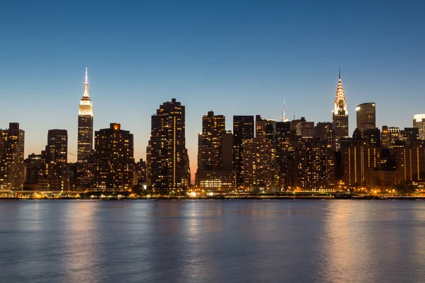 New york skyline alacakaranlıkta — Stok fotoğraf