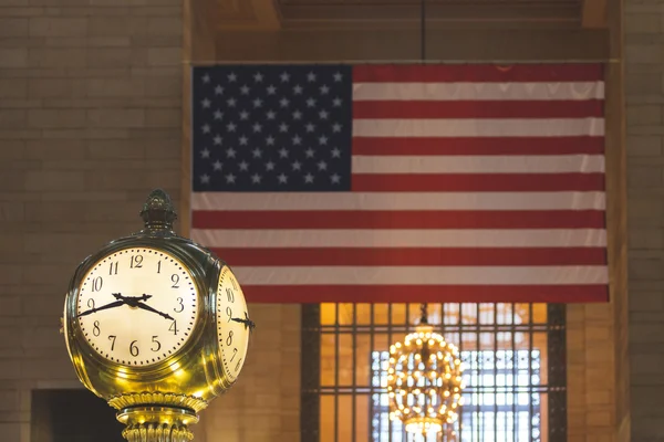 Reloj y bandera americana — Foto de Stock