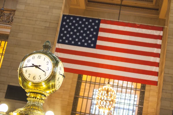 Reloj y bandera americana — Foto de Stock