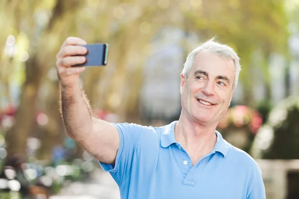 Starší muž při Selfie — Stock fotografie