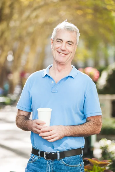 Homme âgé avec boisson au café — Photo