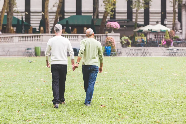 Gay casal no parque — Fotografia de Stock