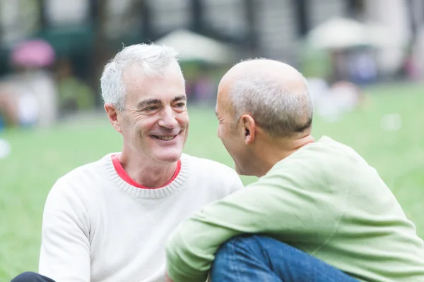 Couple gay au parc — Photo