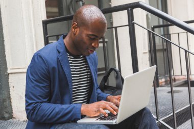 Siyah adam kullanarak dizüstü