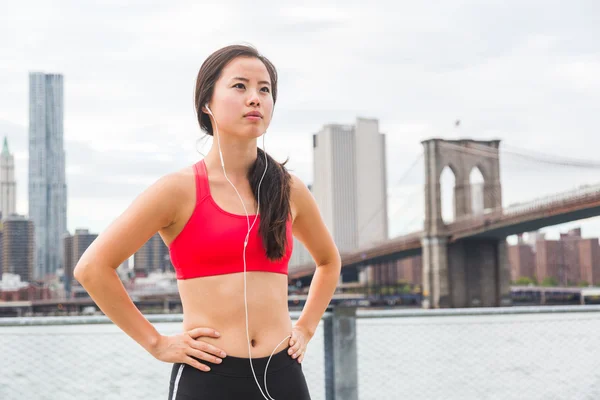 Ázsiai lány pihenő után Fitness gyakorlatok — Stock Fotó