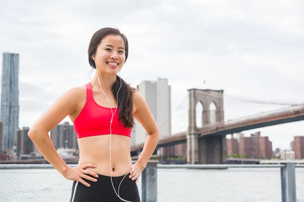 Asiática chica descansando después de ejercicios de fitness —  Fotos de Stock