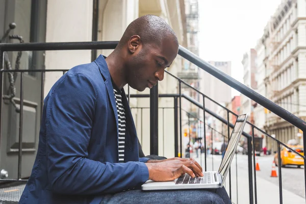 Nero ragazzo utilizzando notebook — Foto Stock