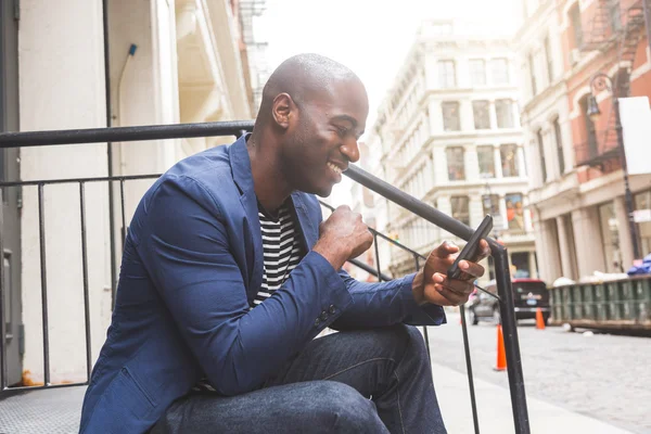 Ragazzo nero utilizzando Smart Phone — Foto Stock