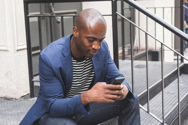Черный парень с помощью смартфона — стоковое фото
