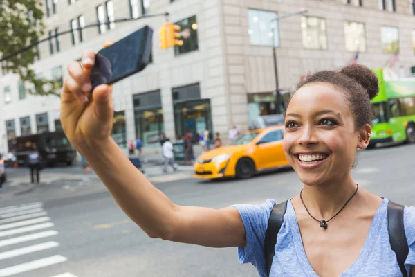 Жінка, беручи Selfie в Нью-Йорку — стокове фото