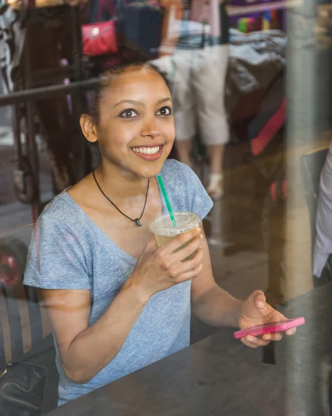 Девушка пьет кофе в ресторане — стоковое фото