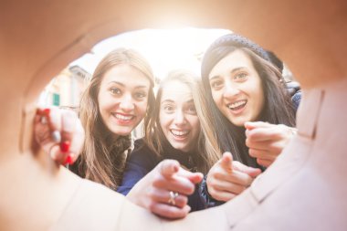 Kadınlar alışveriş çantası arıyor