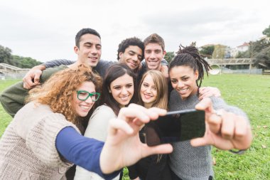 Selfie Parkı'nda alarak arkadaşlar