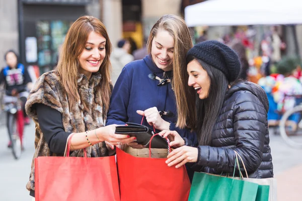 Mulheres com sacos de compras — Fotografia de Stock