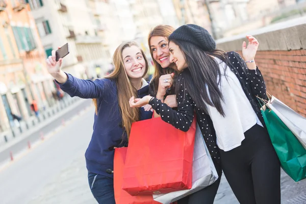 Mulheres tomando Selfie depois de fazer compras — Fotografia de Stock