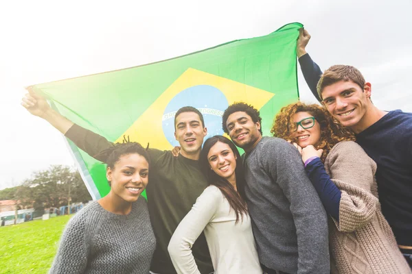 Arkadaş grubu Brezilya bayrağı — Stok fotoğraf