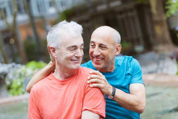 Gay casal no parque — Fotografia de Stock