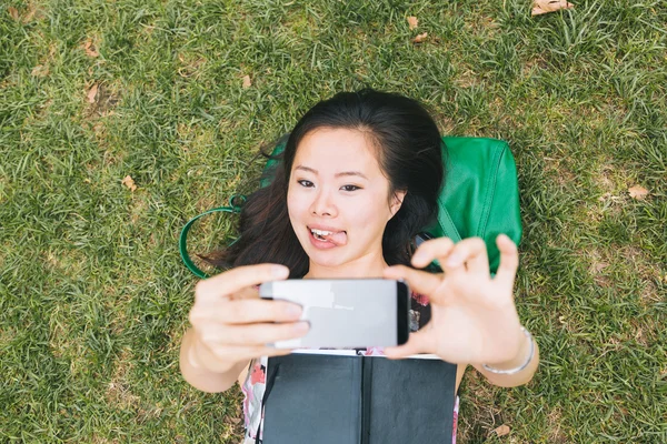 Girl on Grass Taking Selfie — Stock Photo, Image