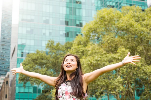 Mädchen im Park in New York — Stockfoto