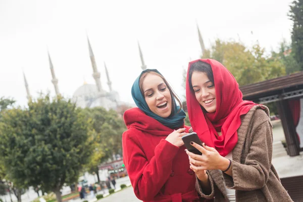 Arabiska kvinnor som bär slöja med hjälp av en Smart telefon i Istanbul — Stockfoto