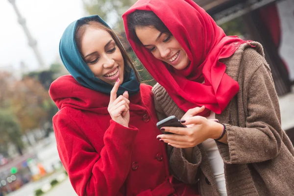 Arabiska kvinnor som bär slöja med hjälp av en Smart telefon i Istanbul — Stockfoto