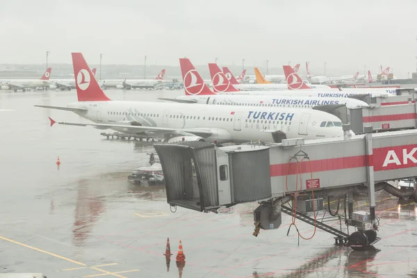 Istanbul, Törökország - 2014. október 30.: A Turkish Airlines repülőgépek — Stock Fotó